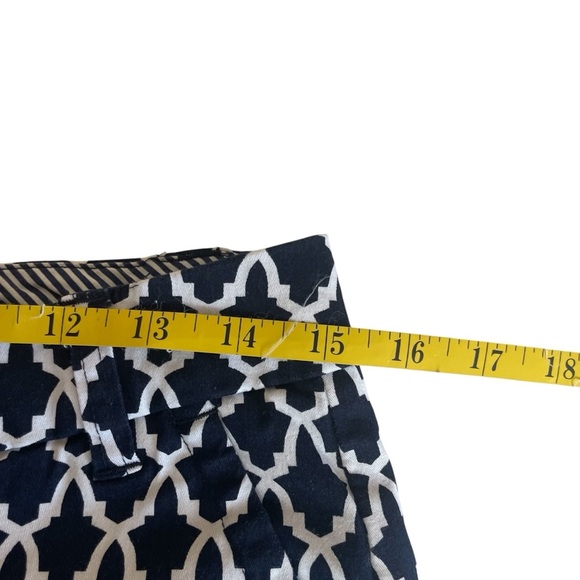 Crown & Ivy Women's Blue White Geometric Print Chino Shorts Size 2 Preppy Beach - Picture 5 of 7